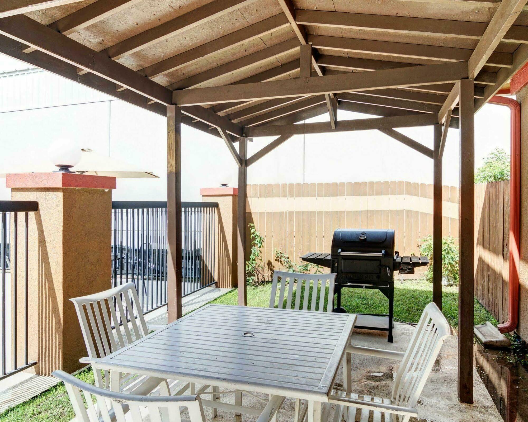 Springwood Suites Houston Iah - Beltway 8 外观 照片